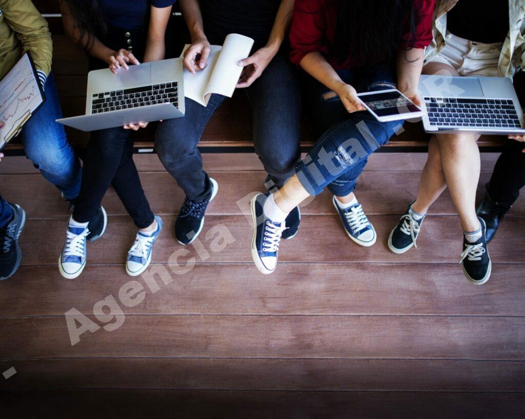 Estudiantes navegando cursos online potenciados por estrategias de marketing