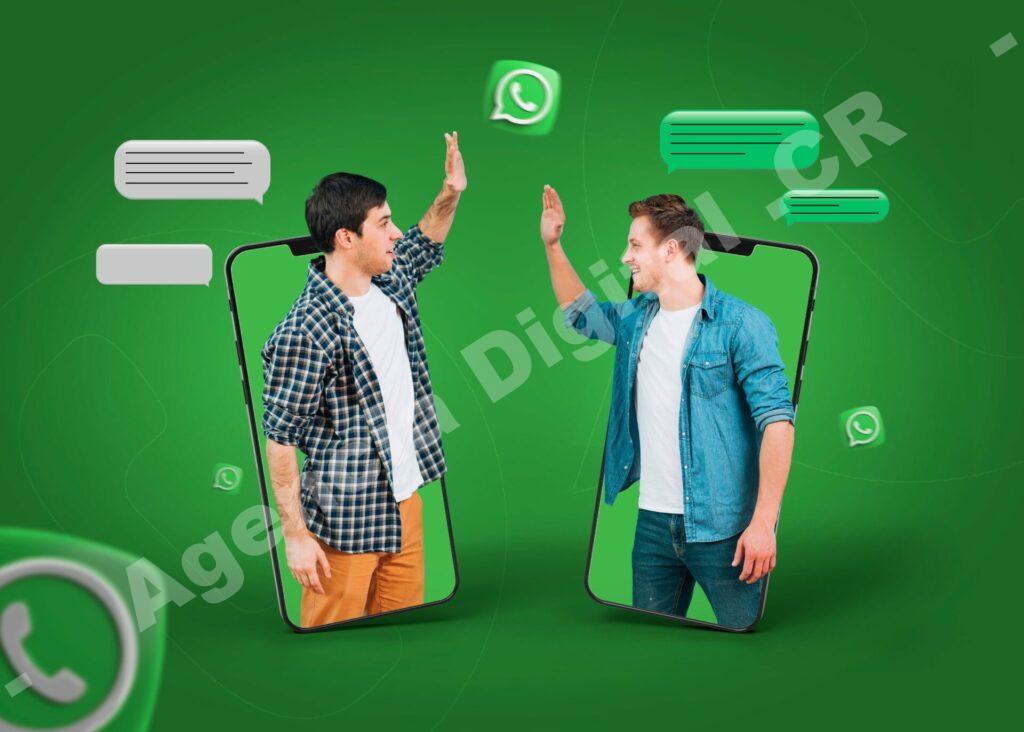 Empresario utilizando WhatsApp Business en su dispositivo móvil