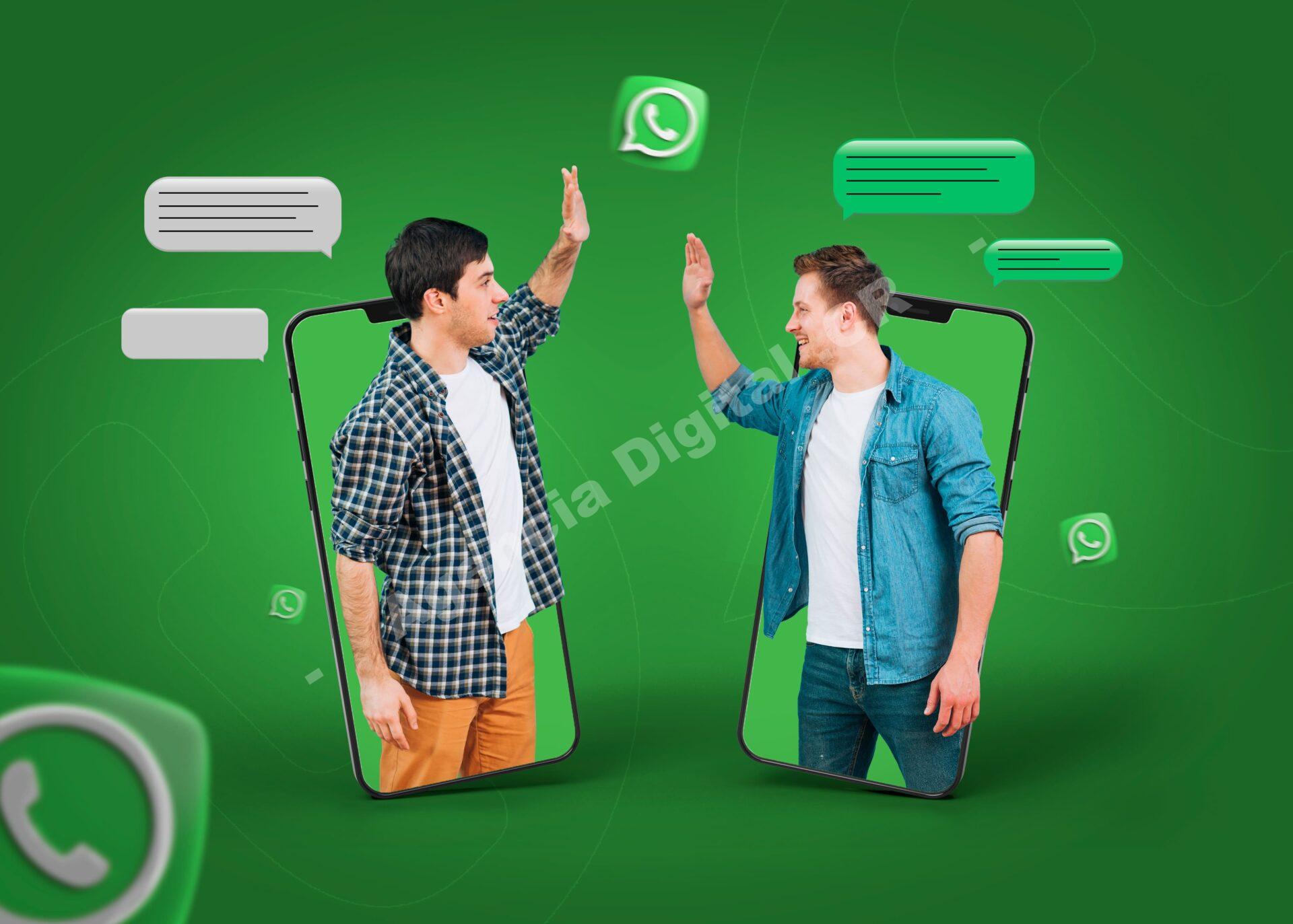 Empresario utilizando WhatsApp Business en su dispositivo móvil