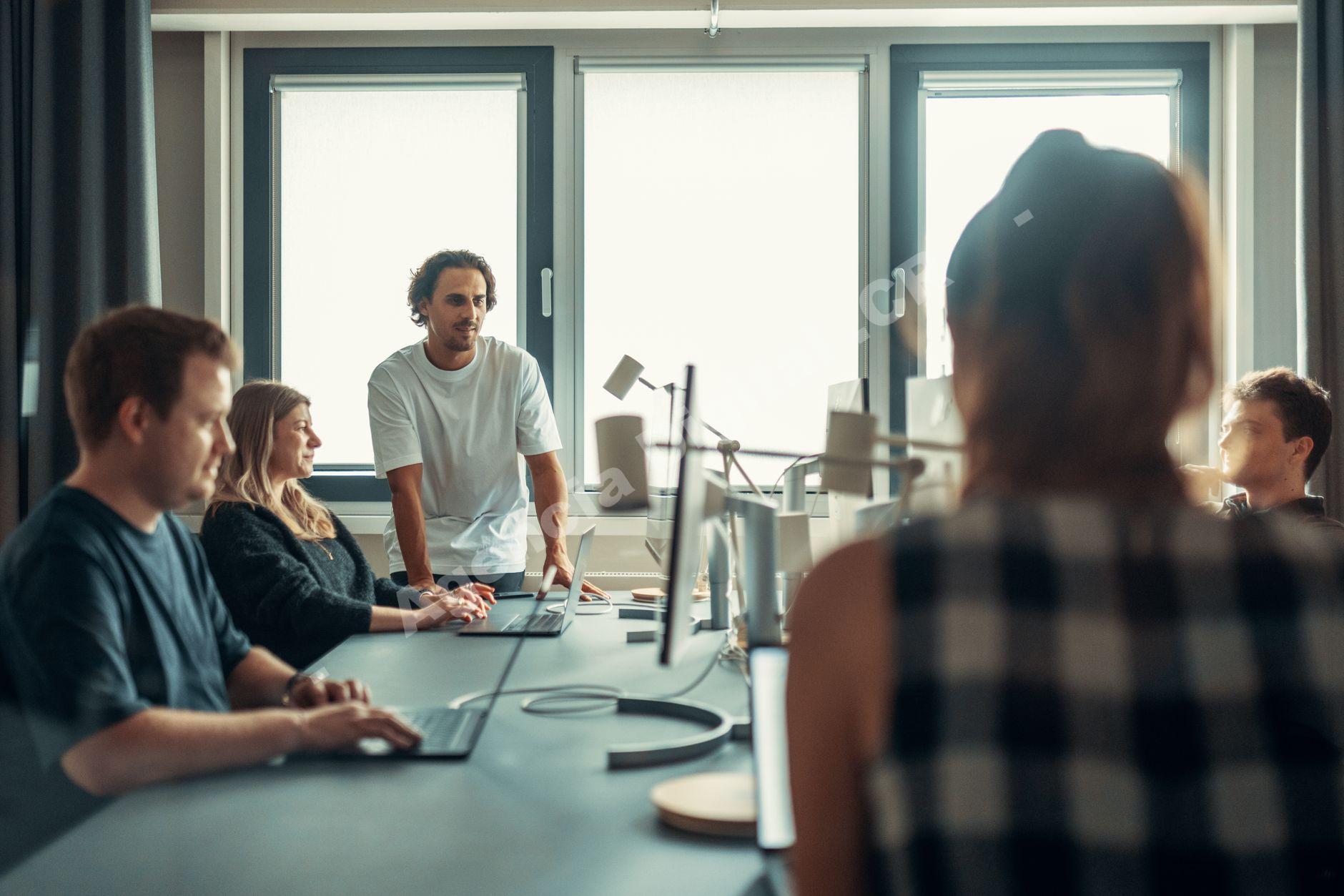 Agencia de marketing digital: agencia vs freelancer marketing para empresas en Costa Rica
