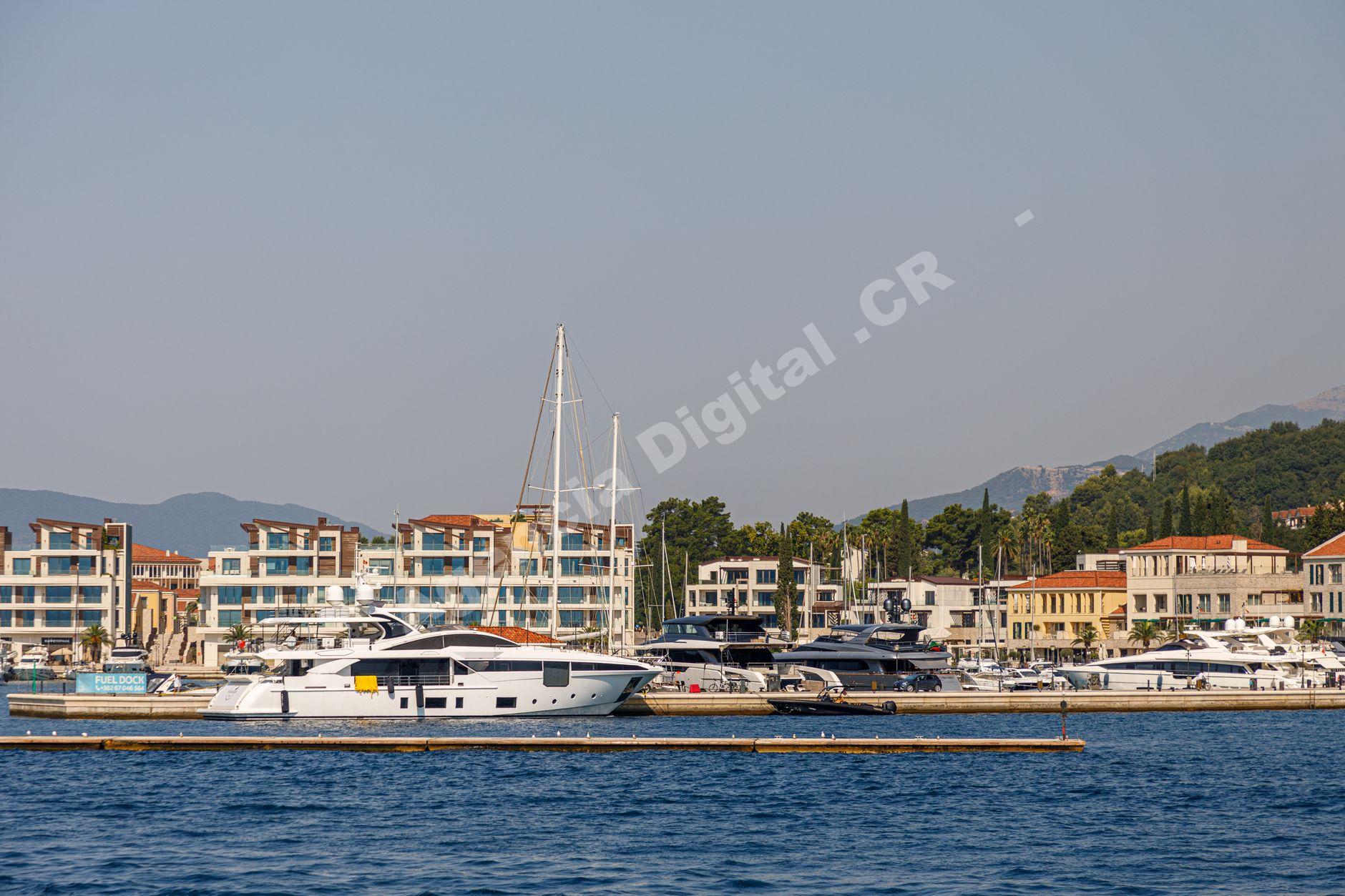 Brokers y capitanes en una marina de lujo