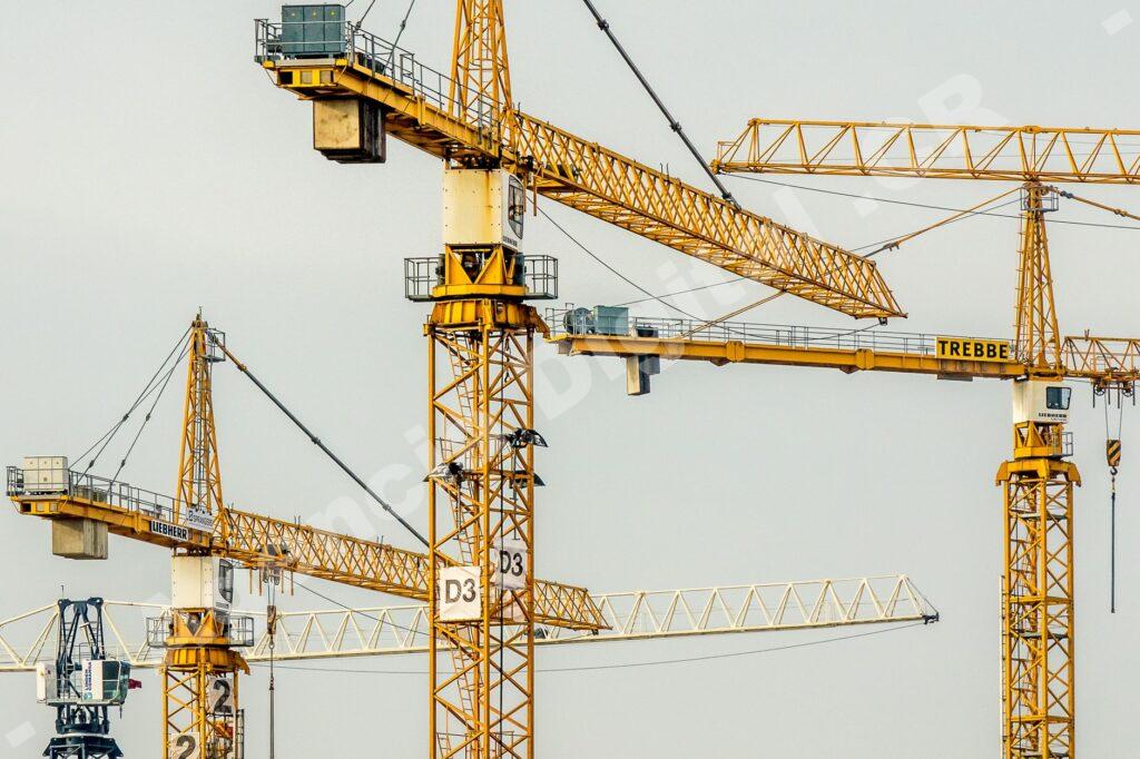 Equipo de construcción trabajando en un proyecto