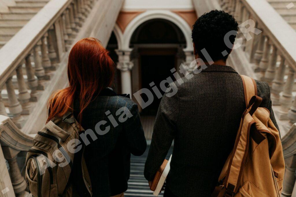 Estudiantes internacionales en un campus universitario