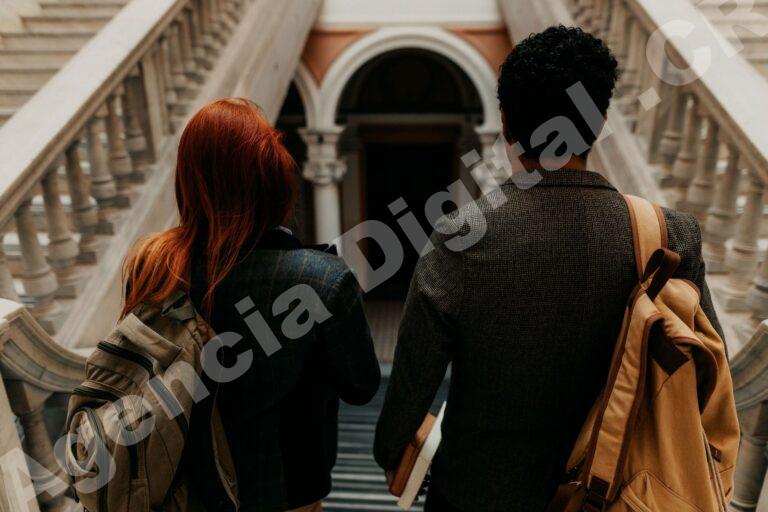 Estudiantes internacionales en un campus universitario