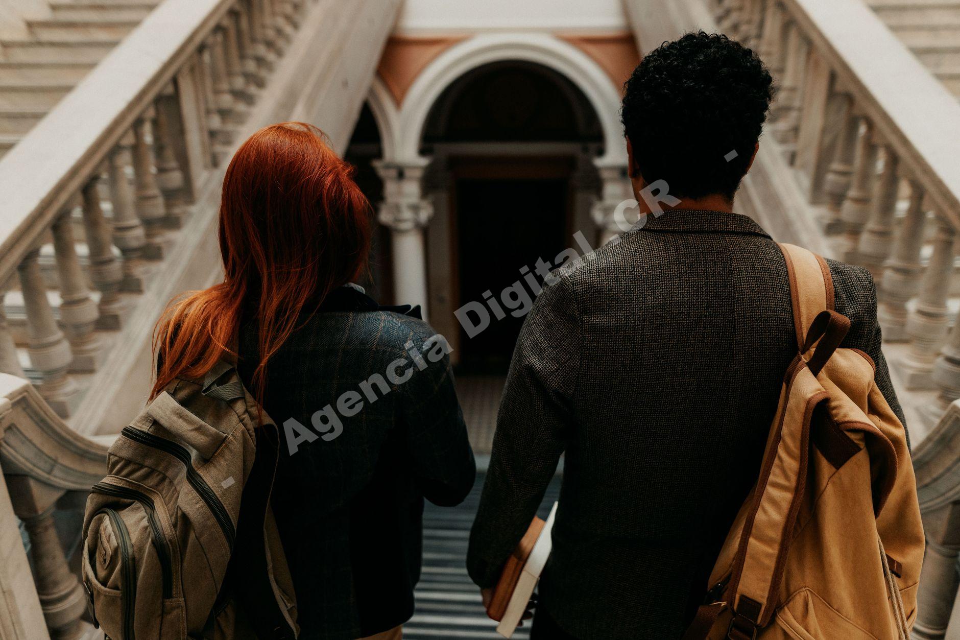 Estudiantes internacionales en un campus universitario