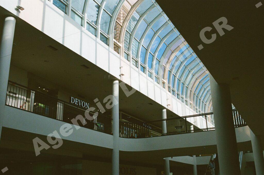Imagen de un centro comercial con marcas ancla