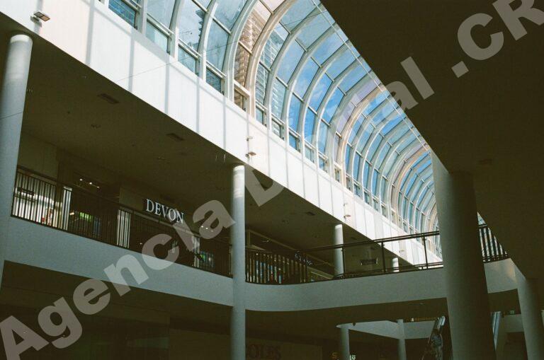 Imagen de un centro comercial con marcas ancla