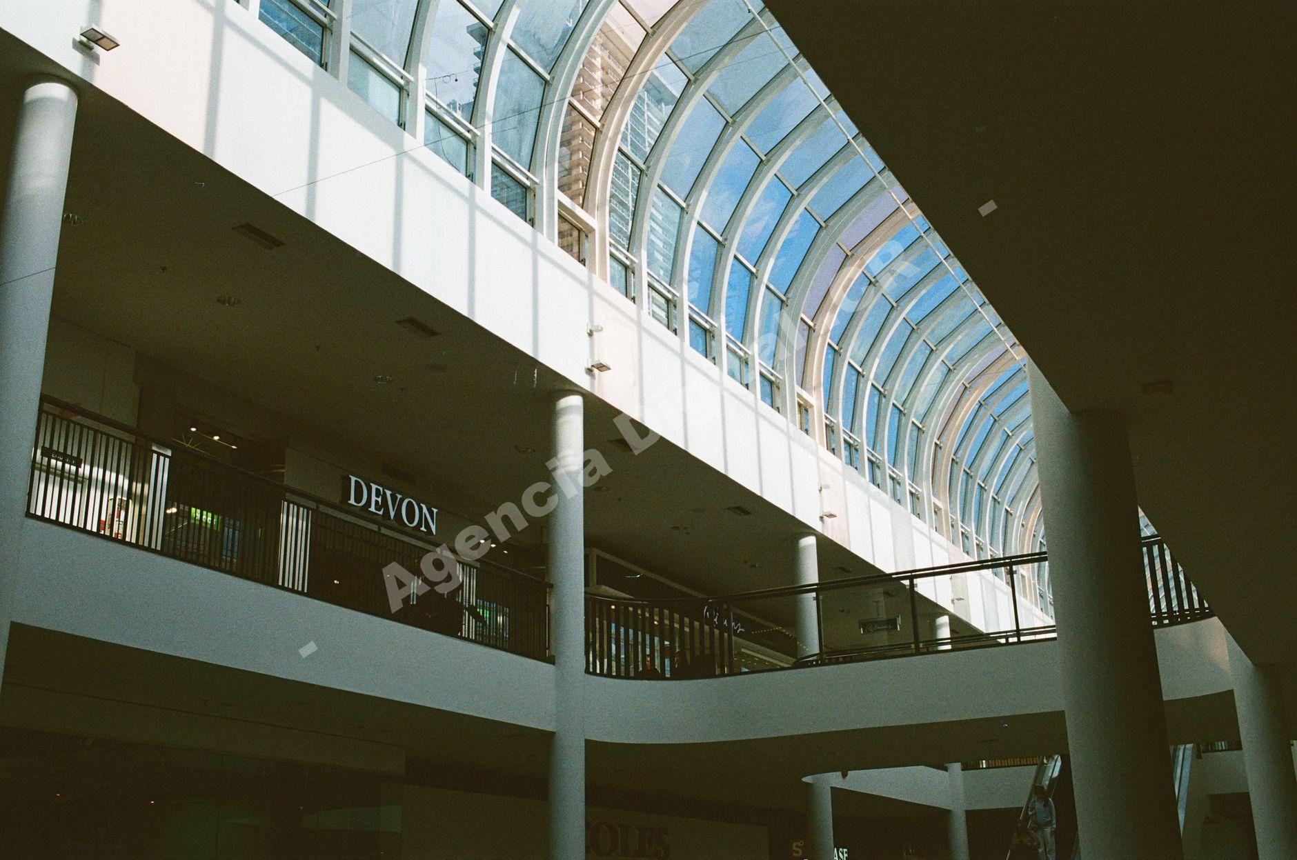 Imagen de un centro comercial con marcas ancla