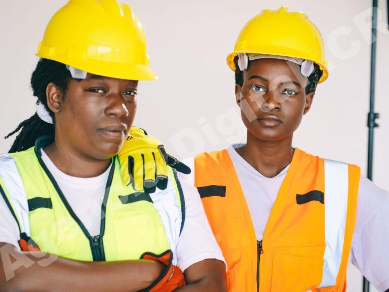 Equipo de construcción trabajando en un proyecto industrial