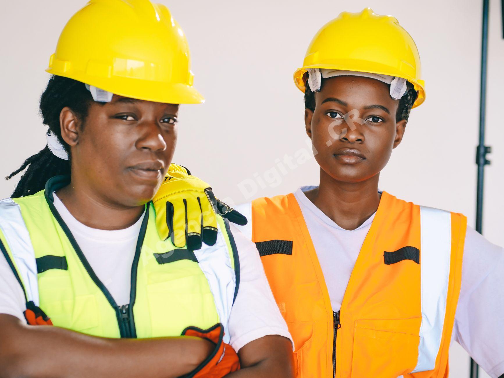 Equipo de construcción trabajando en un proyecto industrial