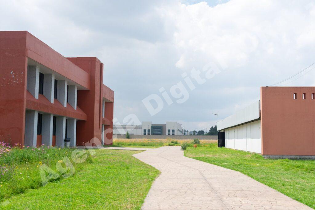 Equipo de trabajo en un entorno de oficina moderno