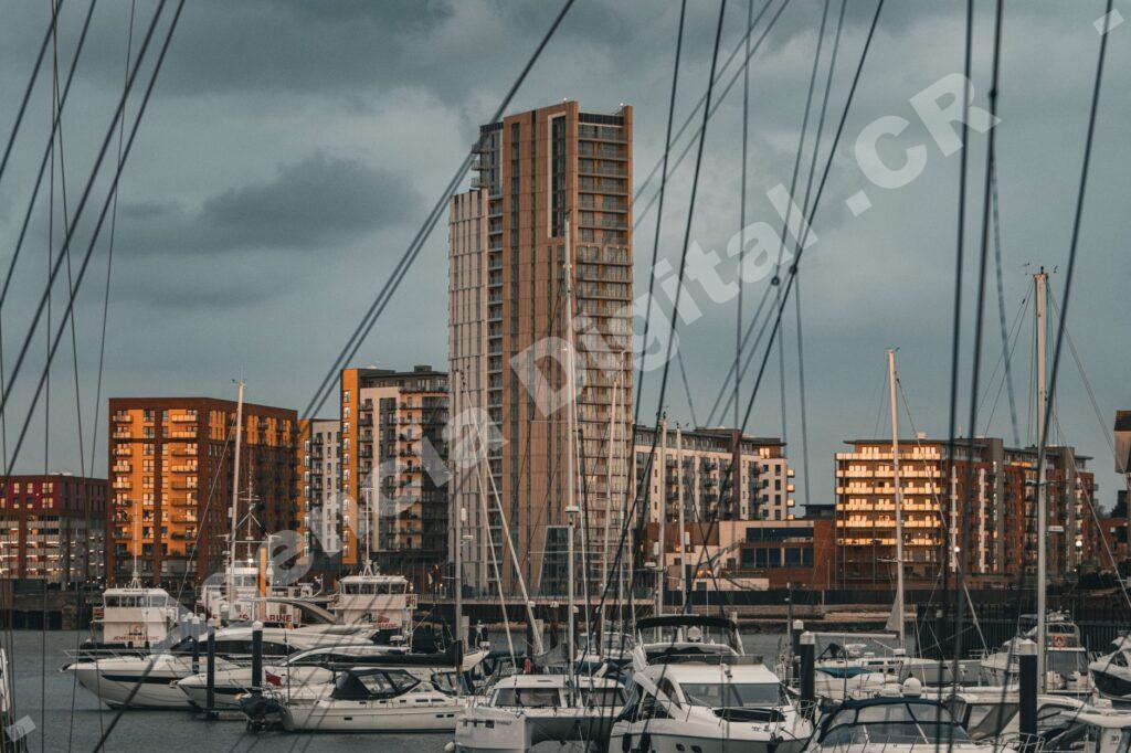 Atardecer en marina de lujo