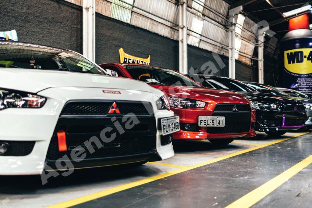 Concesionario de vehículos con equipo de ventas
