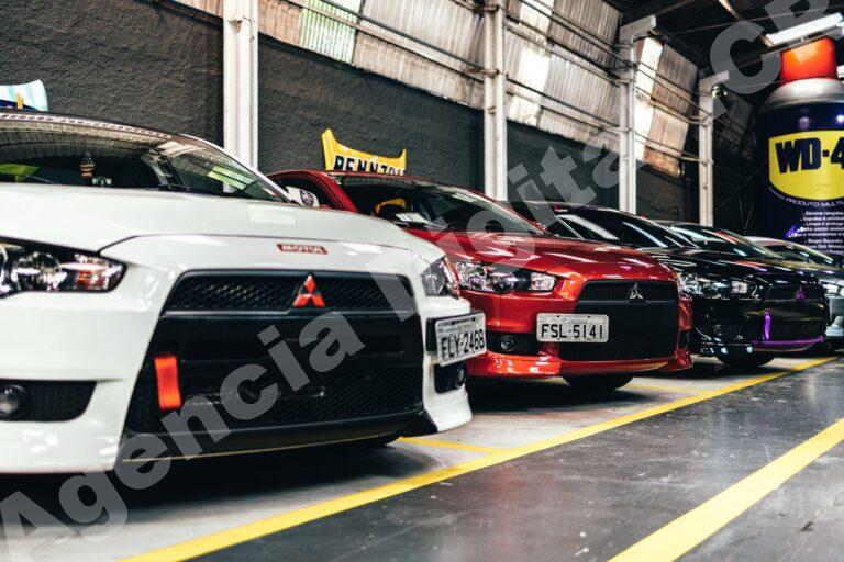 Concesionario de vehículos con equipo de ventas