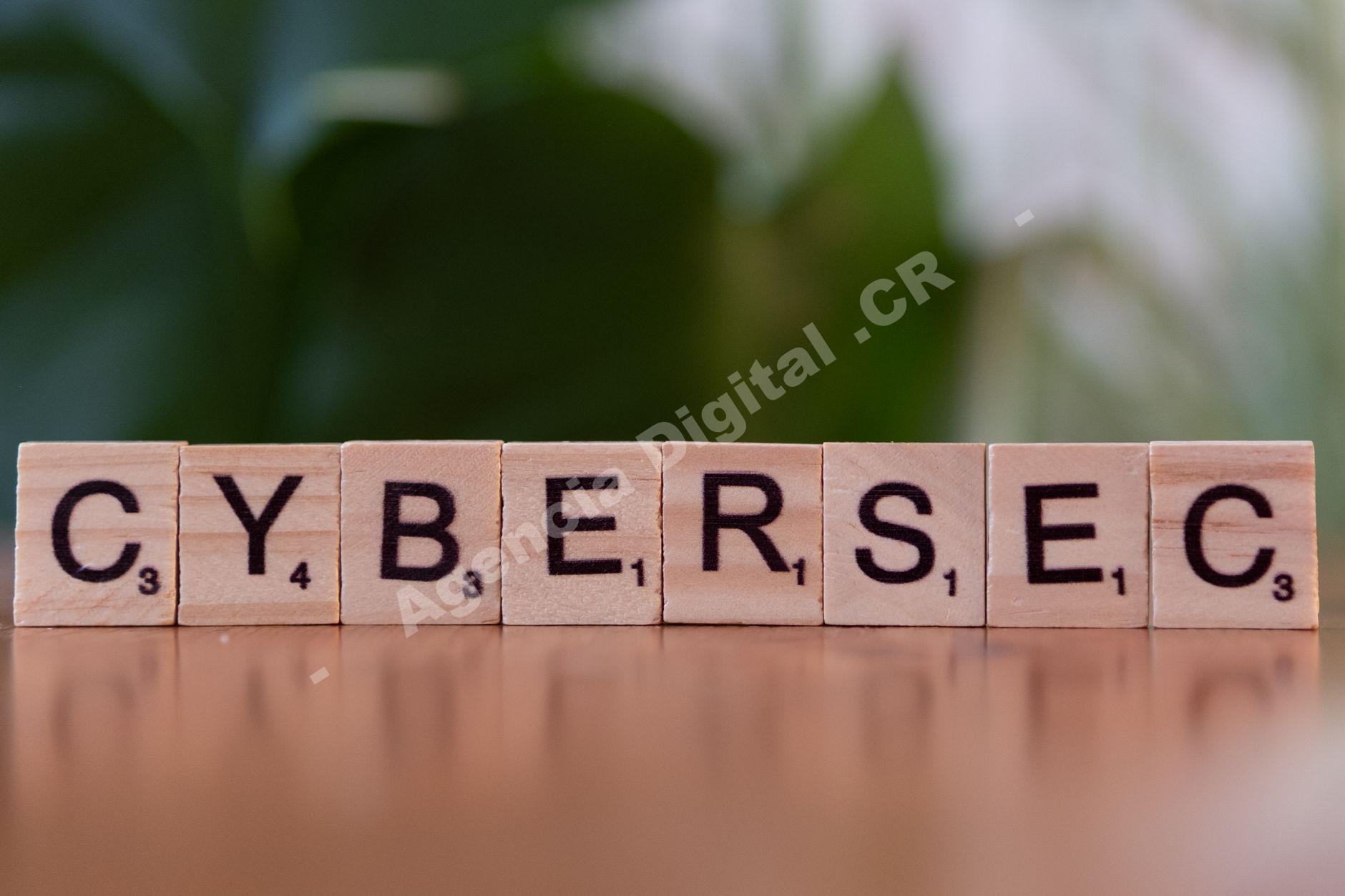 Equipo de ciberseguridad en reunión