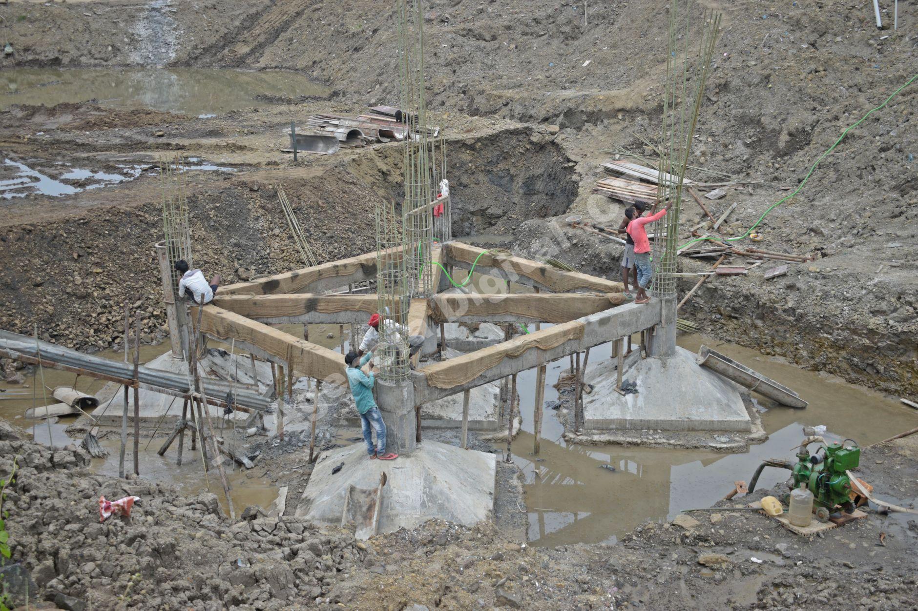 Equipo de construcción planificando un proyecto