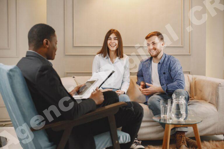 Equipo de seguros discutiendo estrategias