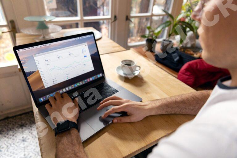 Equipo de ventas discutiendo estrategias