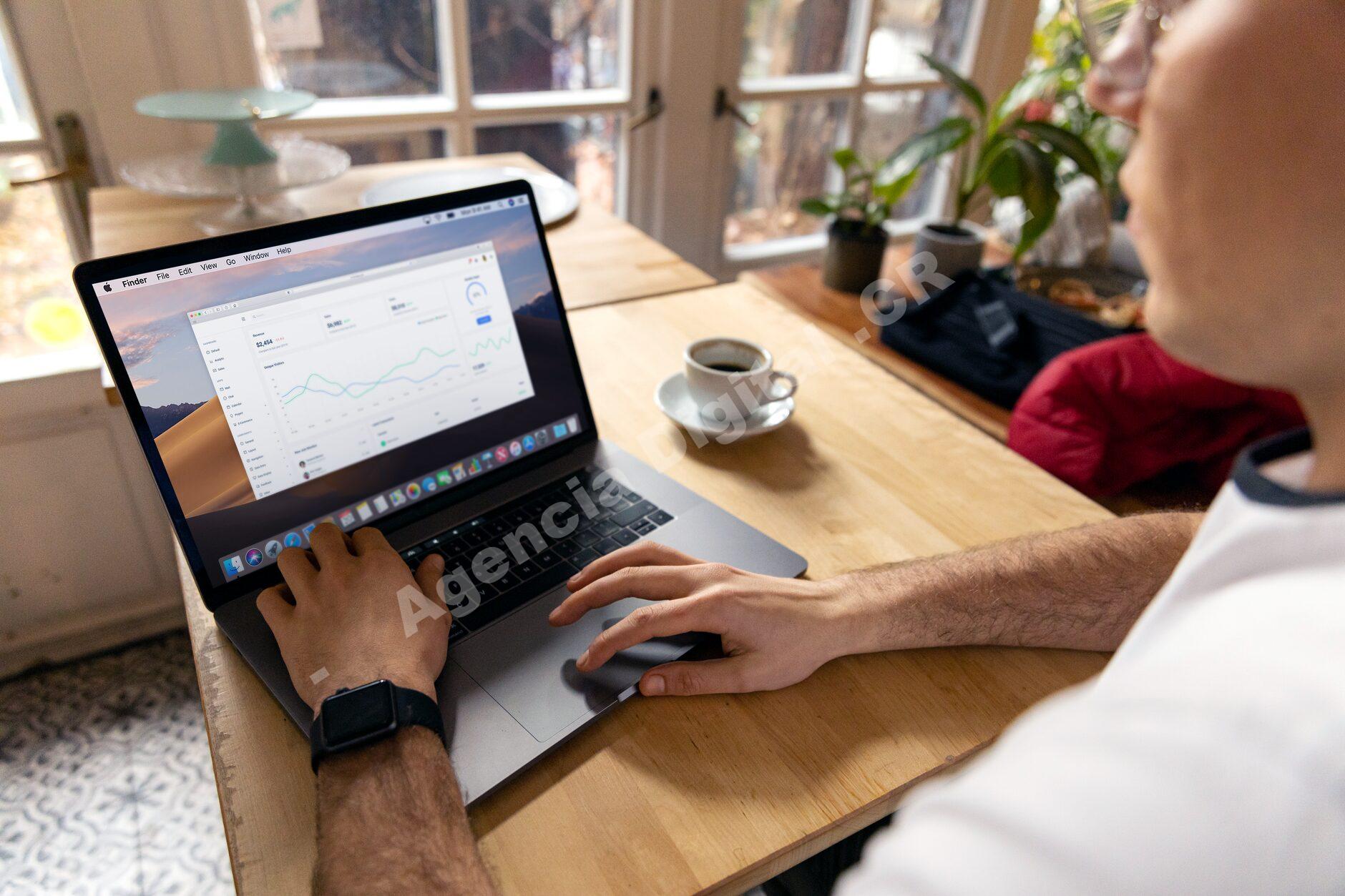 Equipo de ventas discutiendo estrategias