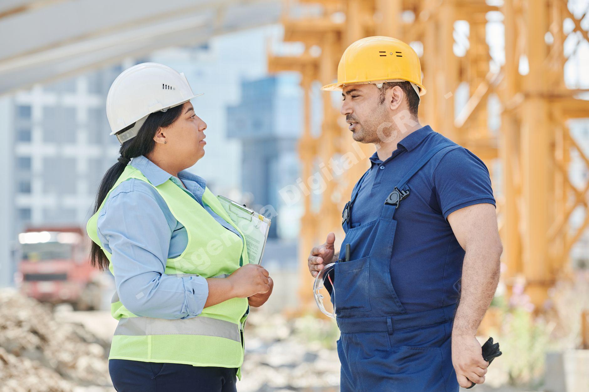 Equipo de construcción celebrando un proyecto exitoso