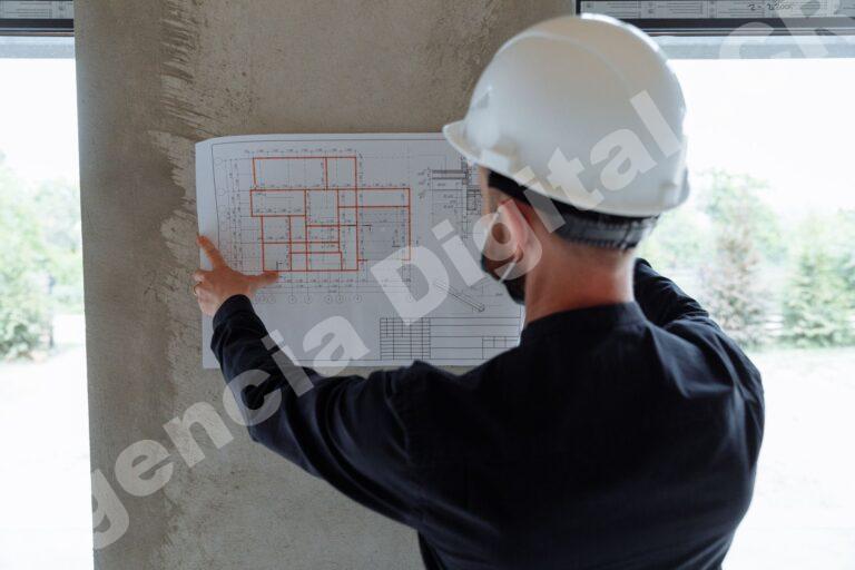 Equipo de construcción revisando planos