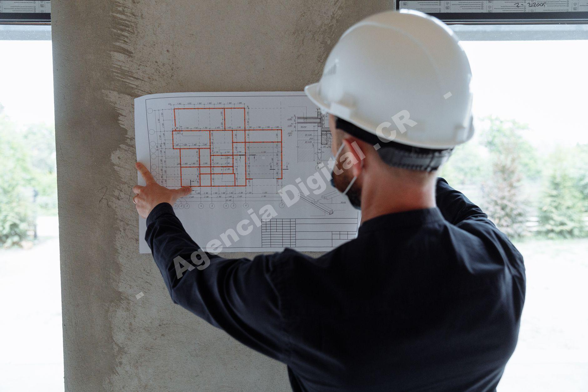 Equipo de construcción revisando planos