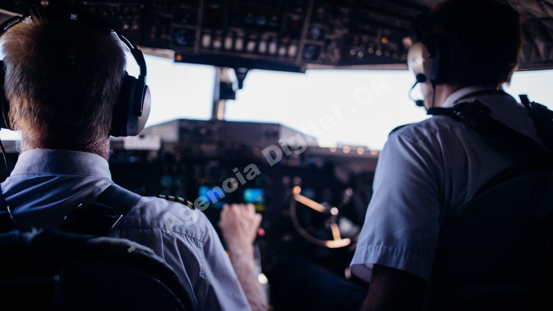 Cliente haciendo reservas en línea para su vuelo