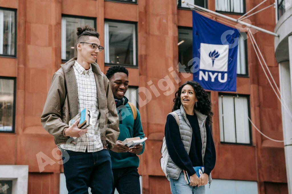 Estudiantes felices compartiendo sus experiencias educativas