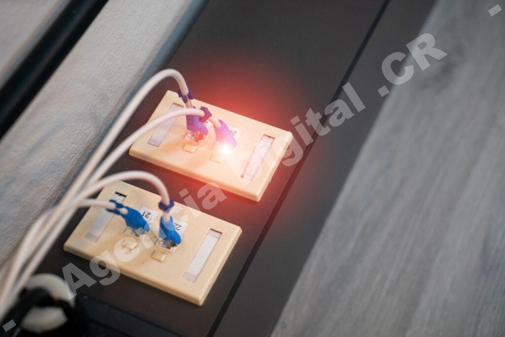 Equipo de servicio al cliente en oficina