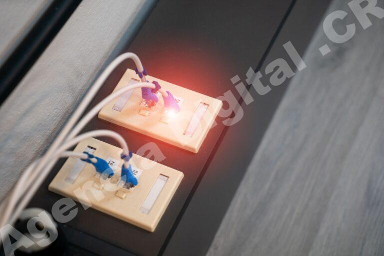 Equipo de servicio al cliente en oficina