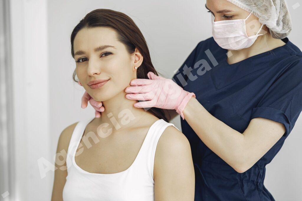 Pacientes recibiendo cuidados postoperatorios en clínica estética.