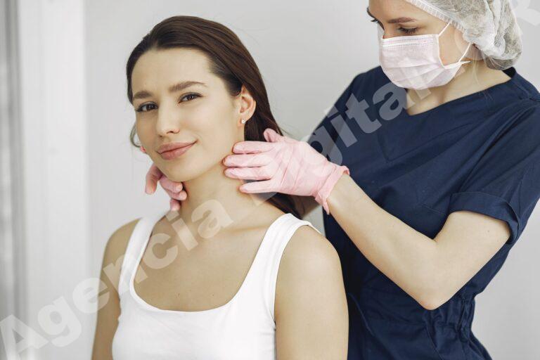 Pacientes recibiendo cuidados postoperatorios en clínica estética.