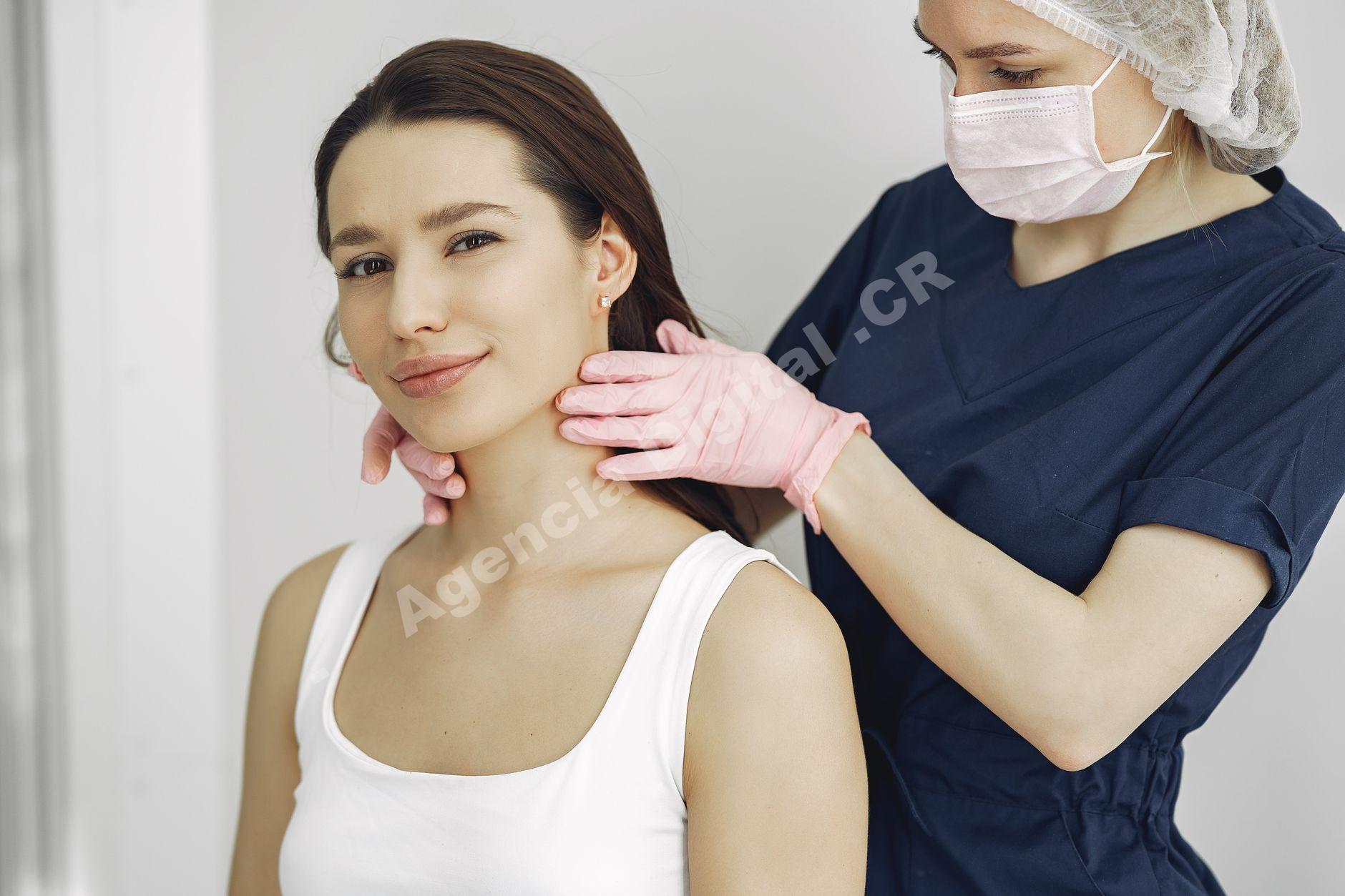 Pacientes recibiendo cuidados postoperatorios en clínica estética.