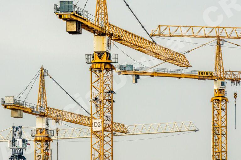 Equipo de construcción discutiendo tiempos y permisos