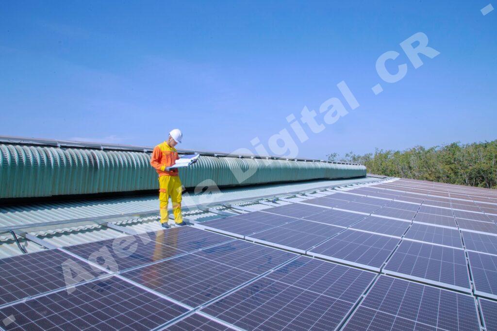 Equipo trabajando en soluciones energéticas