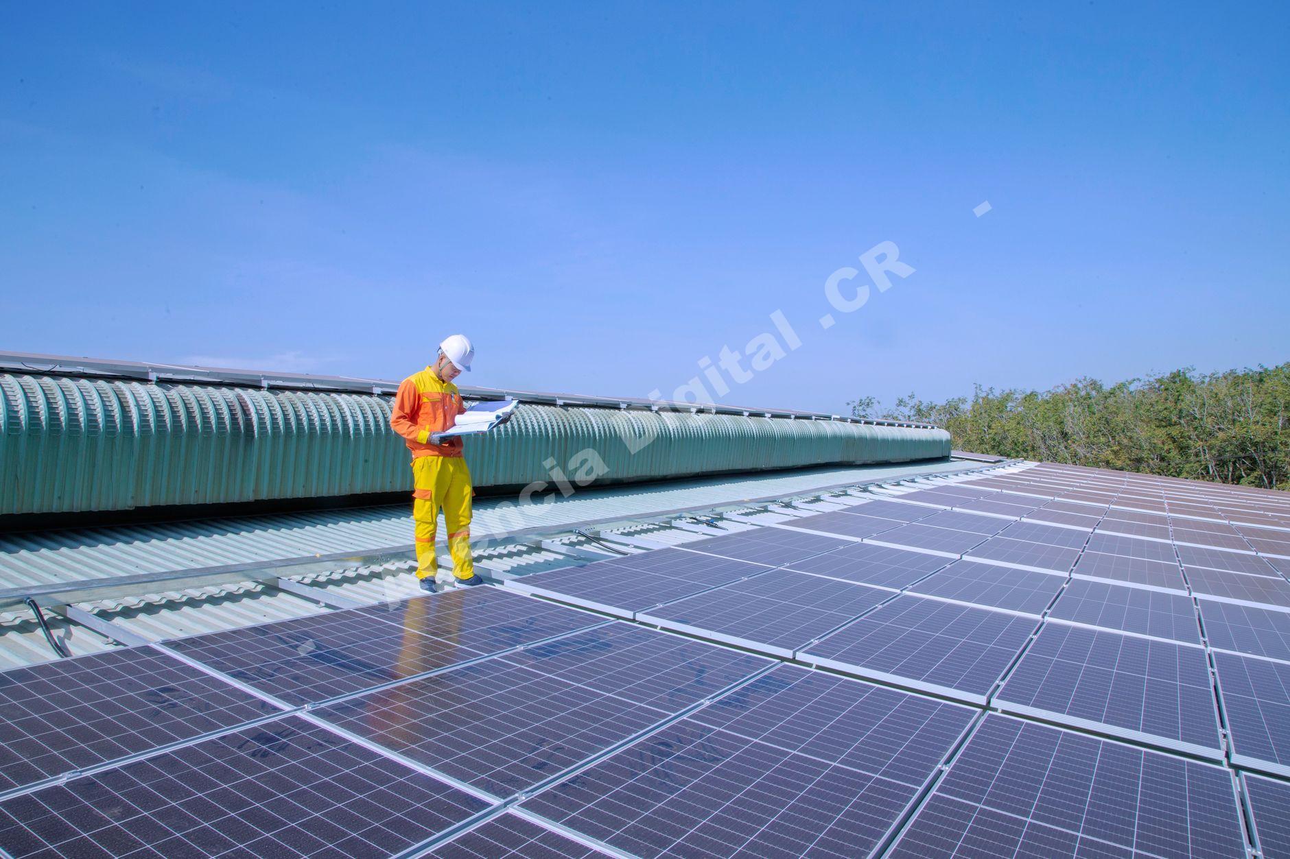Equipo trabajando en soluciones energéticas