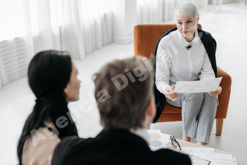Cliente comparando opciones de seguros