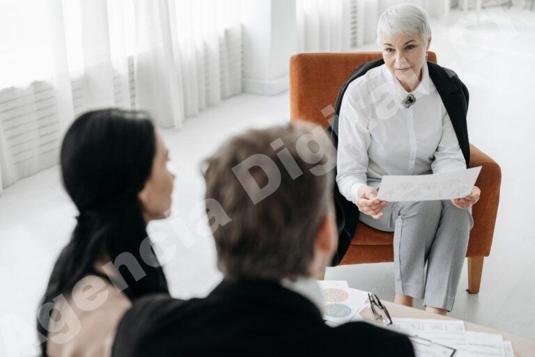 Cliente comparando opciones de seguros