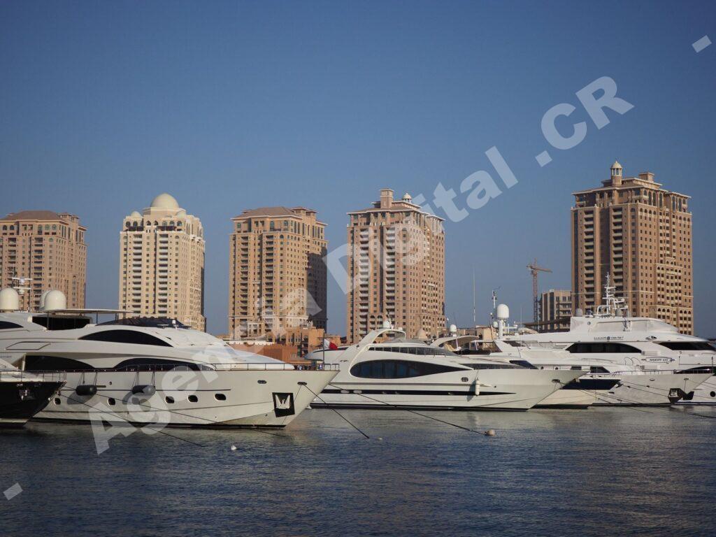 Vista de un yate de lujo en una marina