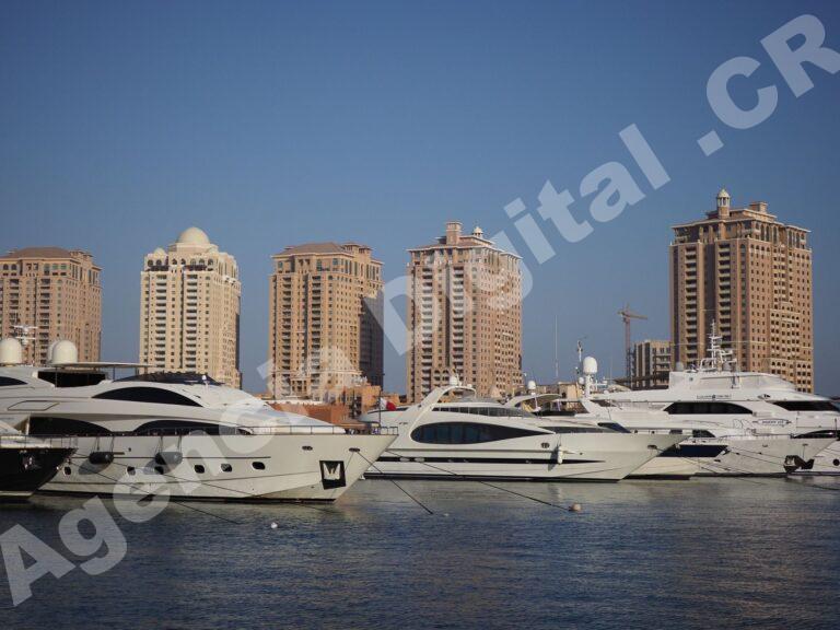 Vista de un yate de lujo en una marina