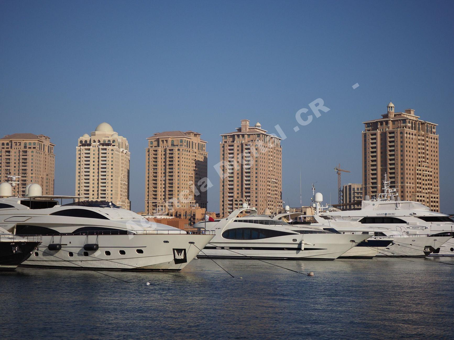 Vista de un yate de lujo en una marina
