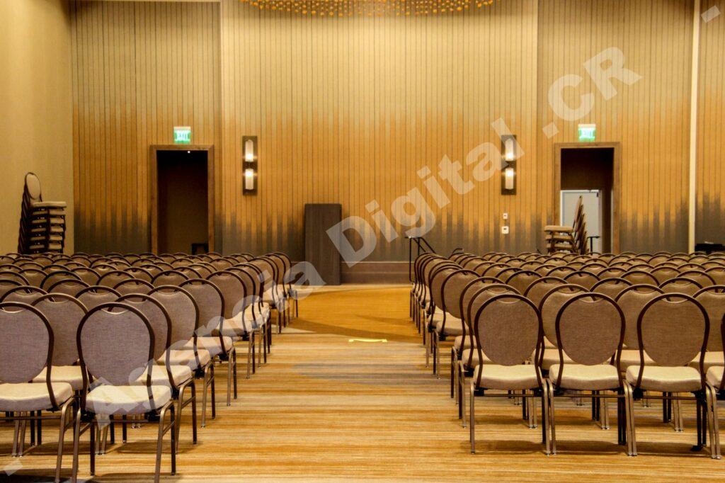 Asistentes a un evento de negocios interactuando