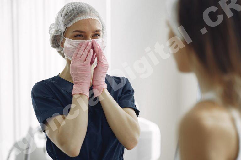 Paciente satisfecho en una clínica estética