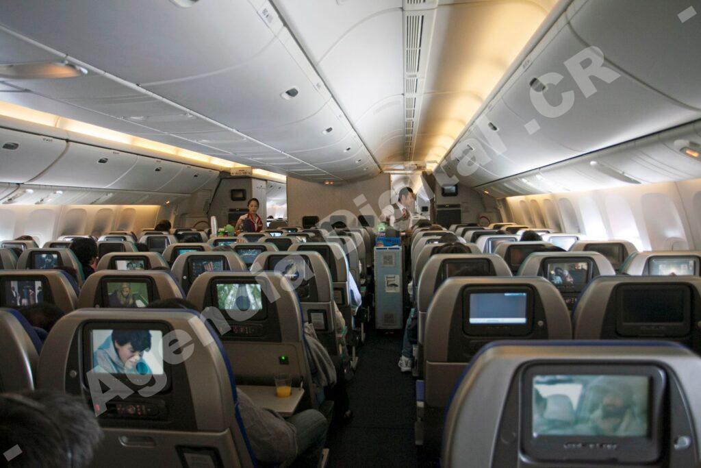 Pasajeros felices en un avión