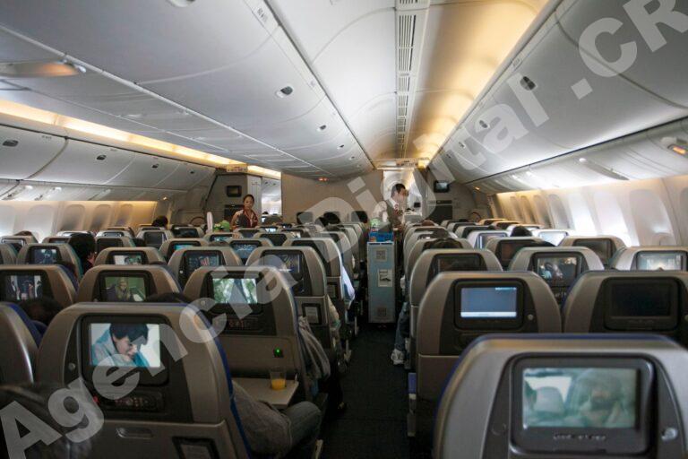 Pasajeros felices en un avión