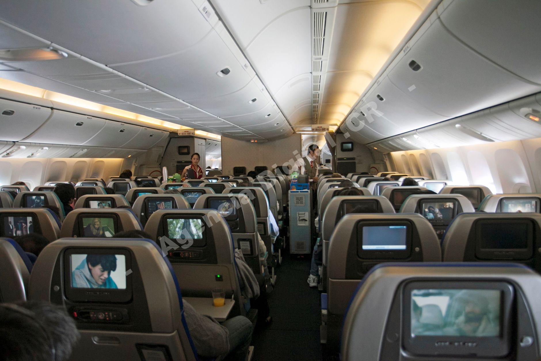 Pasajeros felices en un avión