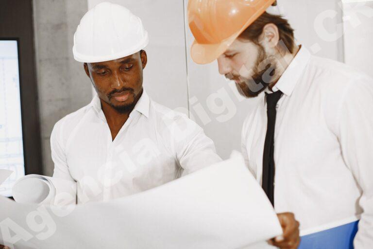 Equipo de construcción en reunión