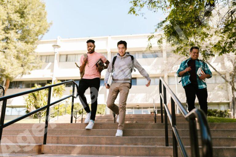 Grupo de estudiantes interactuando en un ambiente educativo