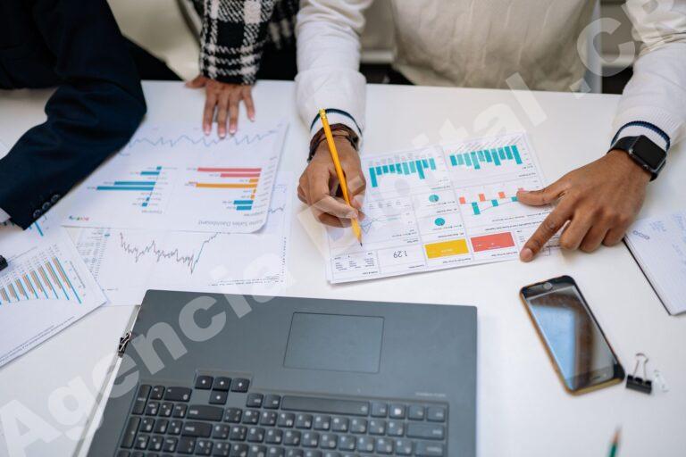 Gerentes analizando la estrategia de búsqueda con herramientas digitales.