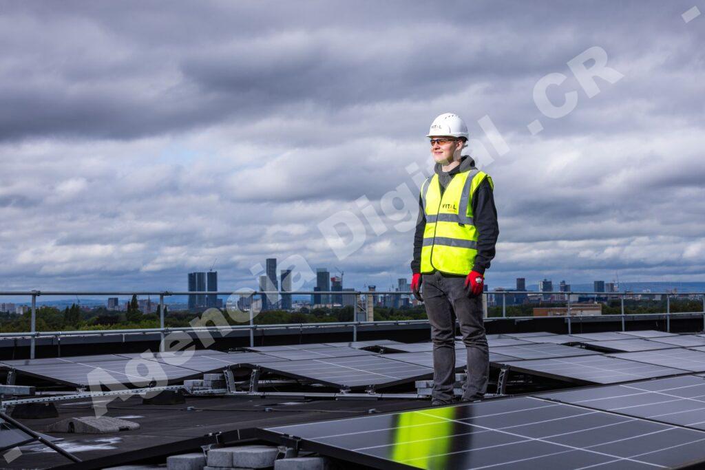 Equipo discutiendo estrategias de instalaciones solares